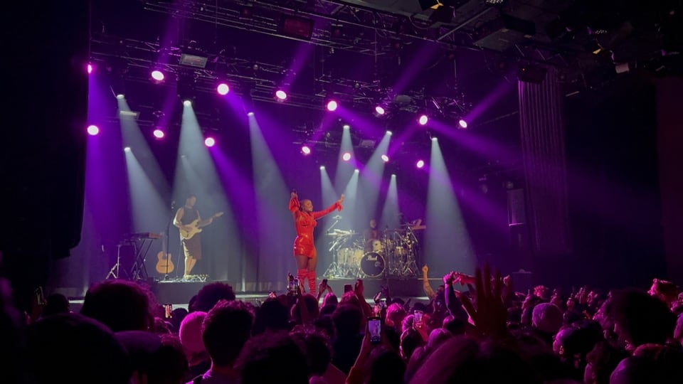 Amaarae performing live on stage